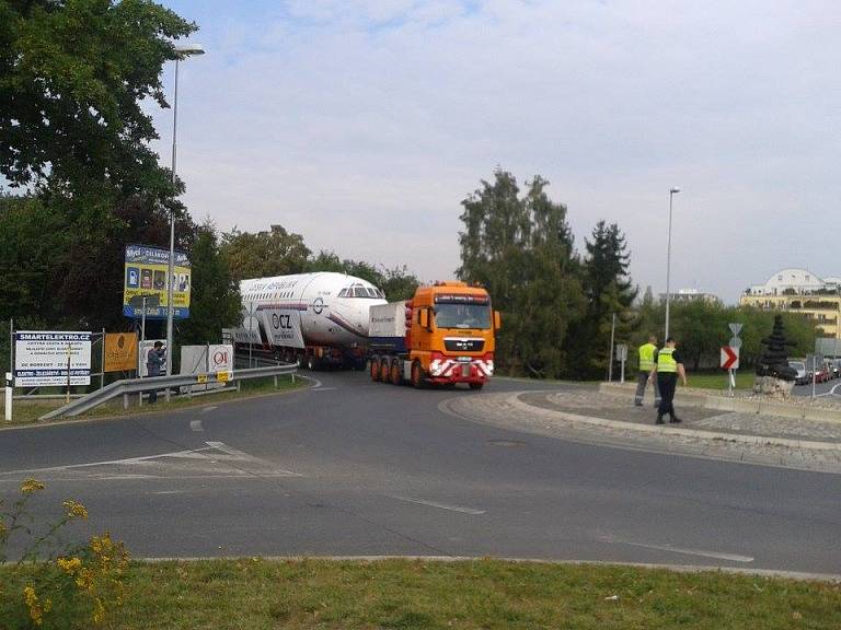 Transport vládního speciálu TU 154 projíždí Čelákovicemi.