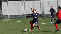 Fotbalisté Slovácka B (modré dresy) v přípravném zápase porazili divizní Hodonín 2:0. Oba góly vstřelil Pavel Juroška.