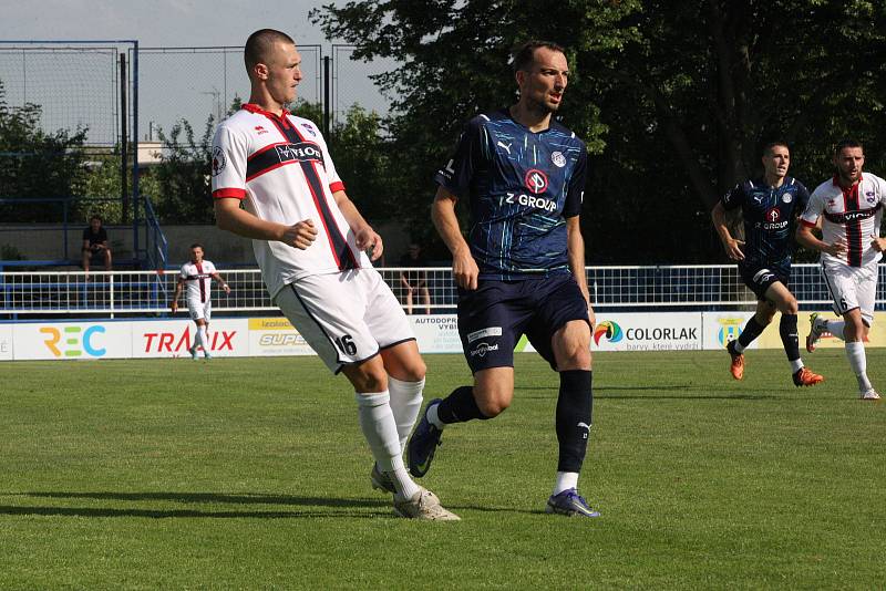 Fotbalisté Slovácka (modré dresy) v úterním přípravném zápase zdolali Zlaté Moravce 1:0.