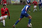 Fotbalisté Uherského Brodu (červené dresy) hráli v sobotu dopoledne s Frýdkem-Místkem bez branek.