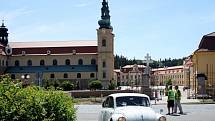 VETERÁNI. Nablýskanými historickými vozidly se v sobotu mohli kochat občané Velehradu i jeho návštěvníci.