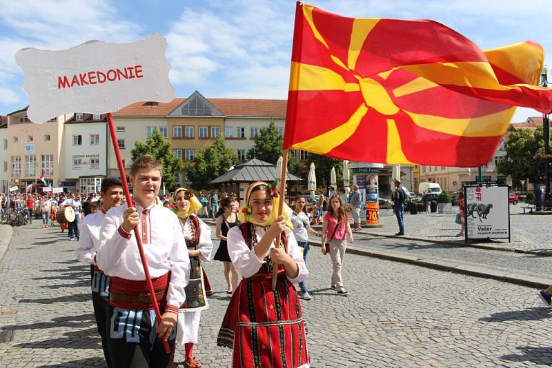 Krojovaný průvod v ulicích Uherského Hradiště tradičně patří k zahájení Kunovského léta. 