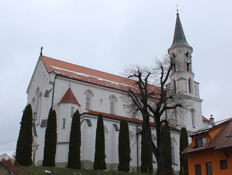 Prohlídka Březové, vesnice pod Velkým Lopeníkem na moravsko-slovenském pomezí. Kostel