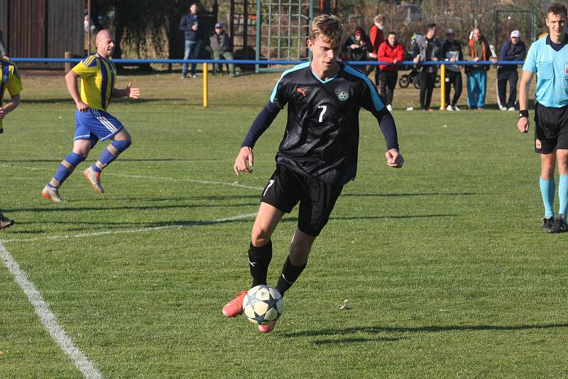 Fotbalisté Buchlovic (žlutomodré dresy) v posledním zápase podzimní části podlehli vedoucím Osvětimanům 1:2.