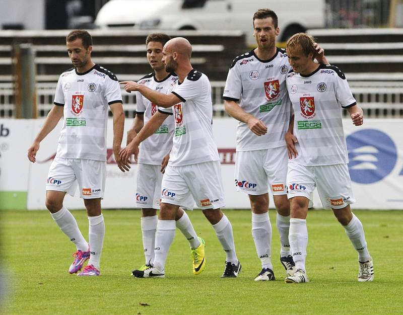 FC Hradec Králové a 1. FC Slovácko (v tmavěmodrém). Domácí hráči se radují z gólu Pavla Dvořáka (vpravo).