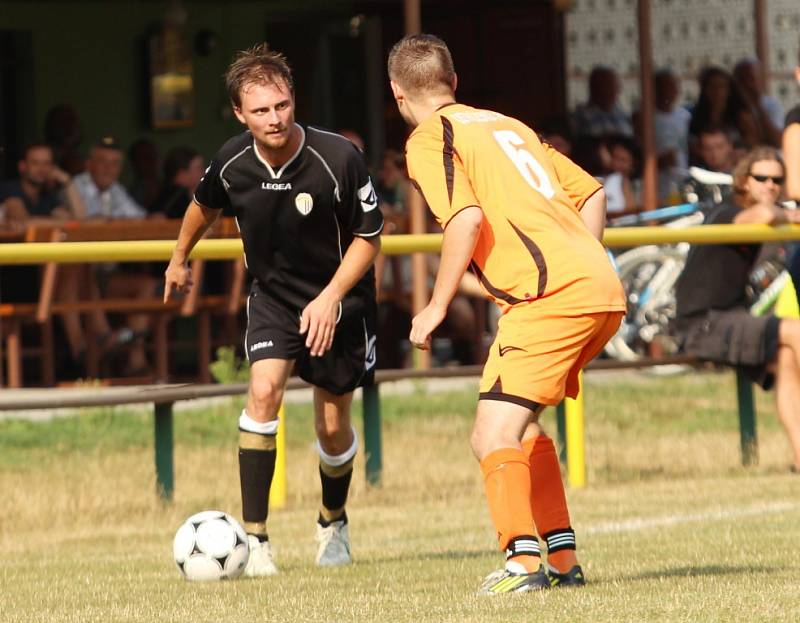 Fotbalisté Ostrožské Lhoty (ve světlém) zvládli své úvodní vystoupení v nové sezoně na jedničku. Díky dvěma trefám Ondřeje Zalubila porazili Přečkovice 2:0.