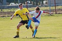 Derby mezi Bílovicemi (tmavé trenýrky) a Březolupy ovládli domácí fotbalisté.