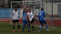 Fotbalisté Hluku (modrobílé dresy) v 16. kole I. A třídy skupiny B přehráli sousední Kunovice 3:1.