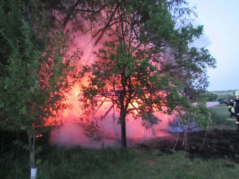 Hasiči mají za sebou dramatický zásah v Kněžpoli, kam v pondělí 14. června krátce před devátou večer vyrazila jednotka profesionálů z Uherského Hradiště, likvidovat požár pergoly a okolních stromů.