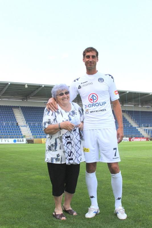 Růžena Pašková s fotbalisty 1. FC Slovácko na stadionu v Uherském Hradišti.