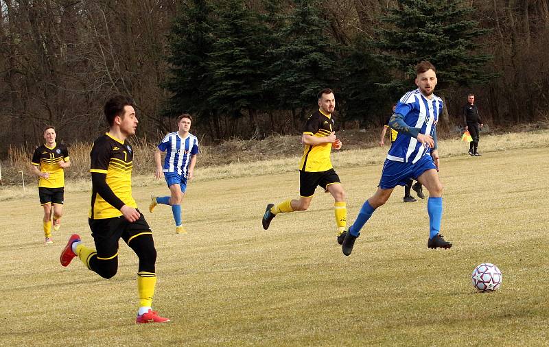 Fotbalisté Ostrožské Lhoty (žlutočerné dresy) ve čtvrtfinále Poháru OFS Uherské Hradiště podlehli Hluku B 1:2.