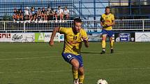 Fotbalisté Starého Města (žluté dresy) v 5. kole krajské I. B třídy skupiny C zdolali Polešovice 1:0.