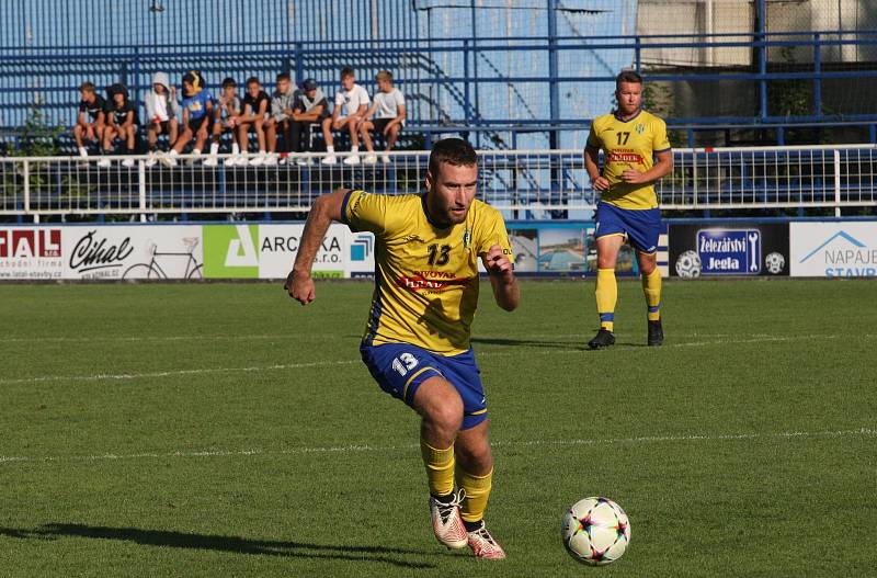 Fotbalisté Starého Města (žluté dresy) v 5. kole krajské I. B třídy skupiny C zdolali Polešovice 1:0.