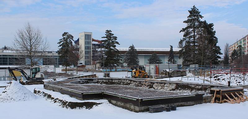 Stavba skateparku u aquaparku v Uherském Hradišti pod sněhem.