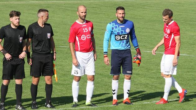 Fotbalisté Uherského Brodu (v červených dresech) v 1. kole MSFL doma hráli s Kroměříží bez branek. Na snímku brankář Filip Jícha.