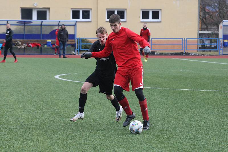 Fotbalisté Dolního Němčí (černé dresy) v zahajovacím utkání jubilejního dvacátého ročníku Gambrinus Cupu podlehli Mladcové 0:2.