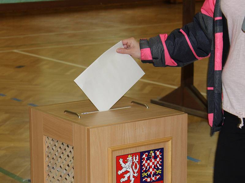 Také na Kroměřížsku začaly v pátek 20. října volby do Poslanecké sněmovny. Na snímku volební místnost v Domě kultury ve Zdounkách.