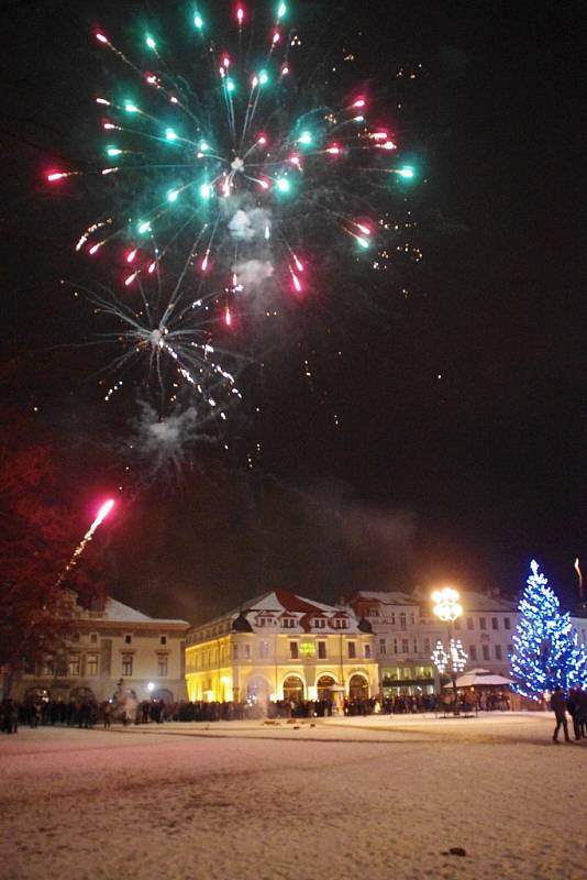 V jeden velký světelný gejzír se o půlnoci ze středy na čtvrtek na přelomu Silvestra a Nového roku  spojilo několik ohňostrojů v centru Uherského Hradiště.