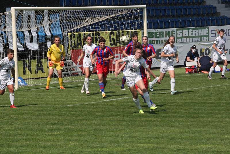 Fotbalistky Slovácka (bílé dresy) v posledním domácím zápase letošní sezony přivítaly Plzeň.