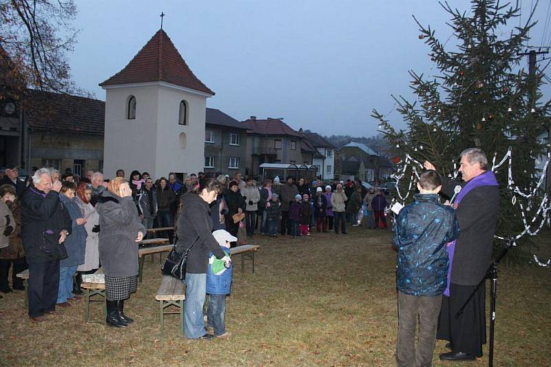 P. Mariusz Sienkowski se zhostil svátostného žehnání adventních věnců. 