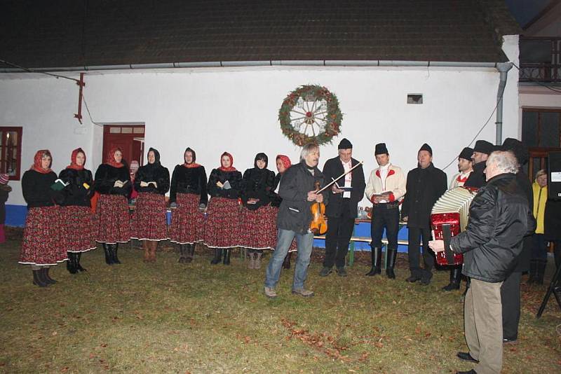 Ženský a mužský sbor z Kudlovic obohatil předadventní večer o vánoční písničky a koledy.