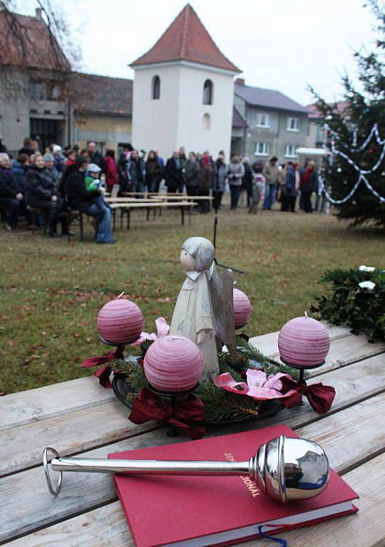 Mezi adventními věnci nechyběla kropenka a benedikcionál kněze. 