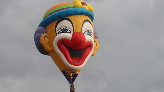Šampionát balonového létání: z nebe se na lidi usmíval klaun - Hodonínský  deník