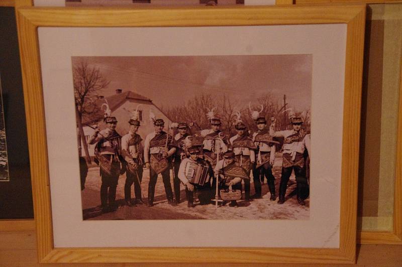 Muzeum v Bystřici pod Lopeníkem otevřelo dveře zájemcům i o fašankové sobotě. Nabídlo nejen ukázku draní peří, výstavu fotografií a kreseb Libora Velana, ale také bohatý výběr skvělých místní domácích pochutin.