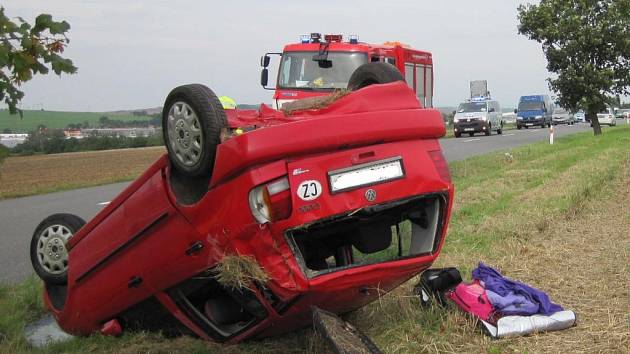 Auto, které jelo z Hluku směrem na Dolní Němčí, se dostalo mimo silnici a převrátilo na střechu.