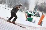 Sjezdovka ve Stupavě na Uherskohradišsku je jedním z prvních lyžařských areálu ve zlínském regionu, kde už teploty dovolují umělé zasněžování a lyžaři se tady můžou věnovat se zimním sportům.