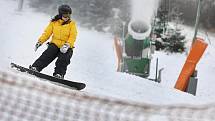 Sjezdovka ve Stupavě na Uherskohradišsku je jedním z prvních lyžařských areálu ve zlínském regionu, kde už teploty dovolují umělé zasněžování a lyžaři se tady můžou věnovat se zimním sportům.