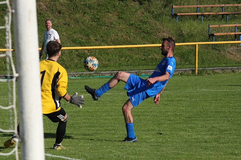 Fotbalisté Ořechova (modré dresy) ve 23. kole I. B třídy skupiny C doma rozstříleli poslední Uherský Ostroh 8:0.