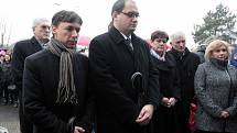 Pietním aktem u místa tragédie se občané Uherského Brodu rozloučili se zavražděnými lidmi. Zleva starosta Uh. Brodu Patrik Kunčar.