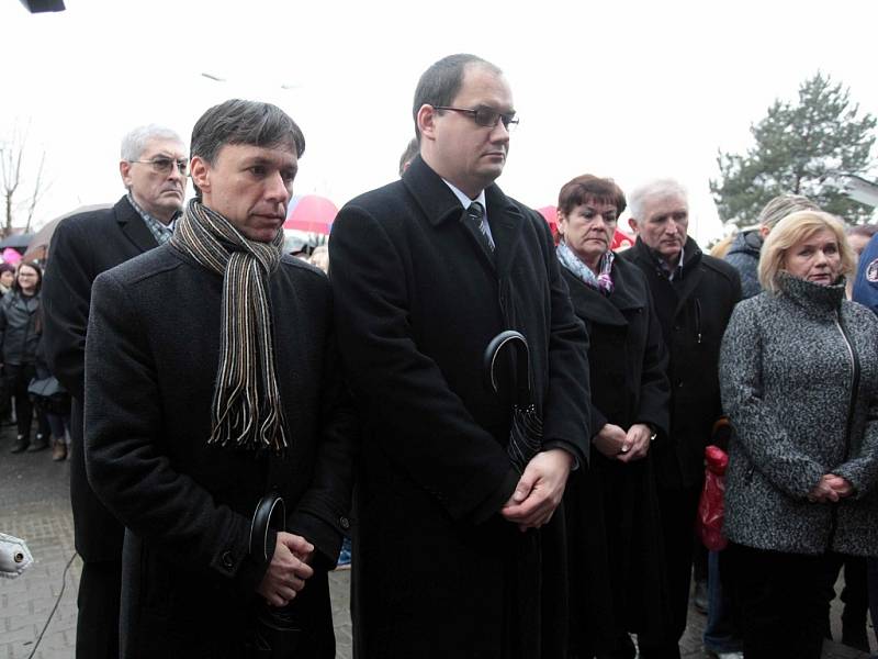 Pietním aktem u místa tragédie se občané Uherského Brodu rozloučili se zavražděnými lidmi. Zleva starosta Uh. Brodu Patrik Kunčar.