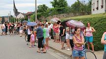 Na protestu proti rozhodnutí zastupitelů odvolat starostku Podolí se sešlo na 100 místních obyvatel. Po shromáždění na radnici se vydali do ulic.