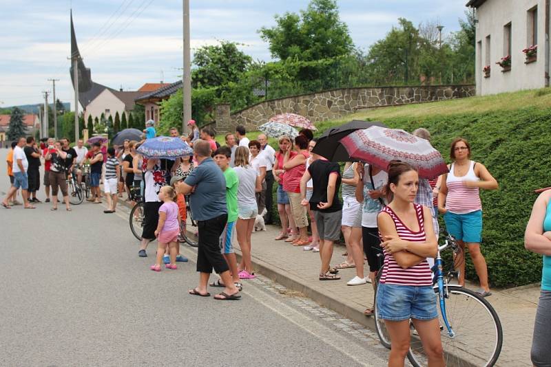 Na protestu proti rozhodnutí zastupitelů odvolat starostku Podolí se sešlo na 100 místních obyvatel. Po shromáždění na radnici se vydali do ulic.