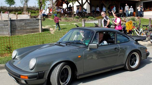 Vozy značky Porsche parkovaly před Archeoskanzenem Modrá u Velehradu