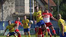 Fotbalisté Starého Města (žluté dresy) v 8. kole I. B třídy skupiny C přetlačili Slavkov 2:1.