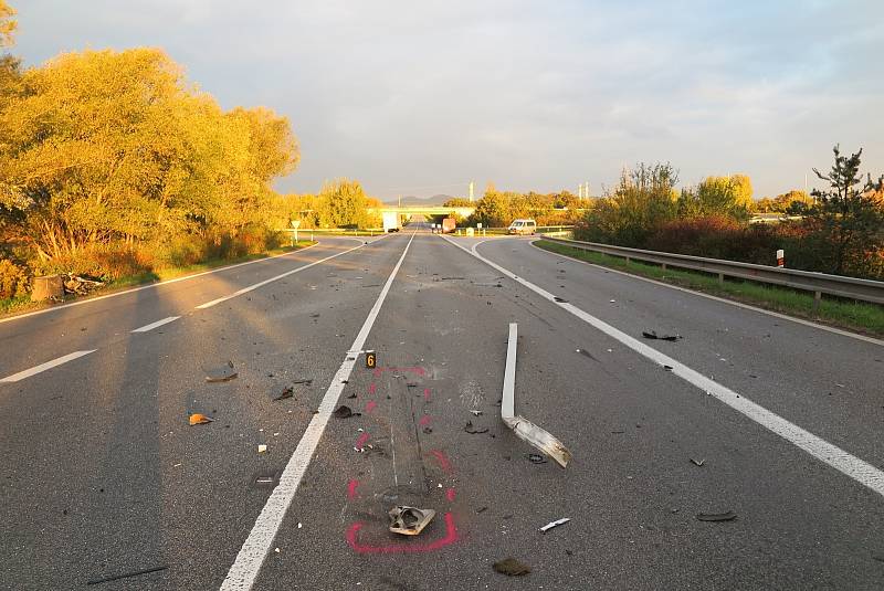 Bočnímu střetu s nákladním automobilem a kamionem se nevyhnul jednašedesátiletý muž, který vjel do protisměru na silnici I/50.