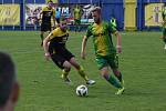 Fotbalisté Strání (černožluté dresy) v sobotním domácím hodovém duelu přehráli Napajedla 3:0.