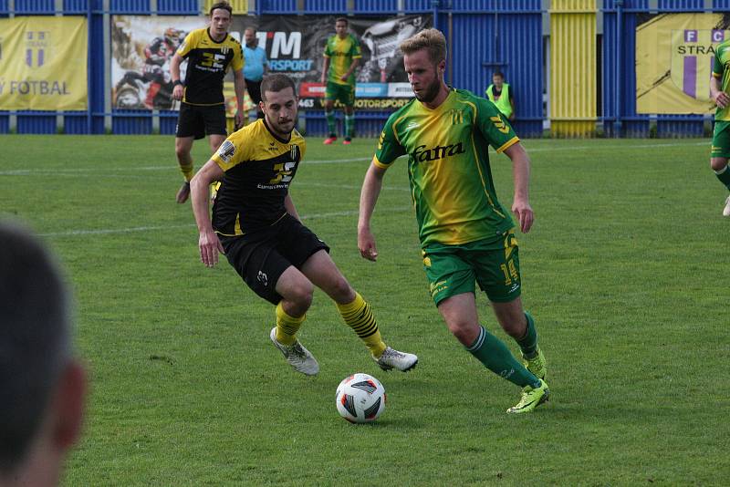 Fotbalisté Strání (černožluté dresy) v sobotním domácím hodovém duelu přehráli Napajedla 3:0.