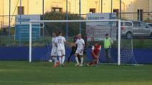 Fotbalisté Slovácka B (bílé dresy) ve středečním vloženém zápase 17. kola MSFL zdolali Viktorii Otrokovice 4:0.