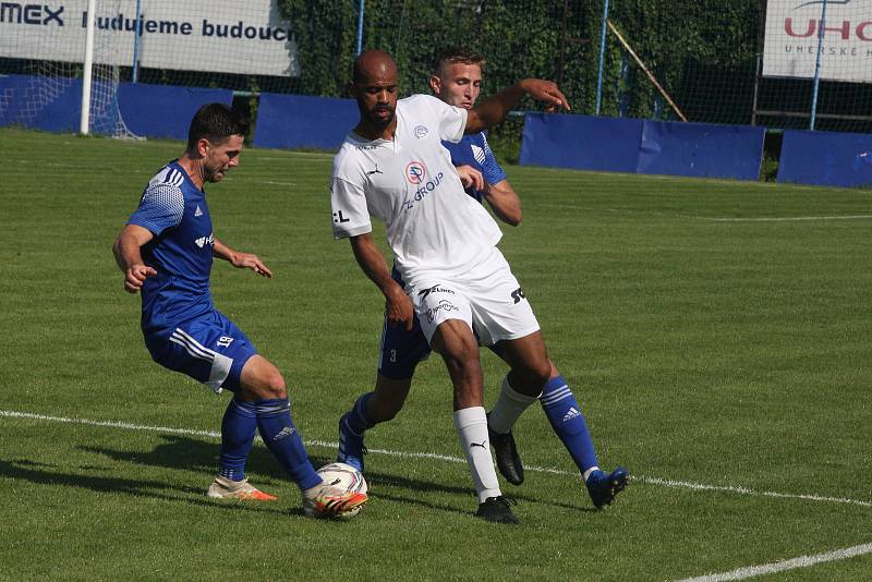 Fotbalisté Slovácka B (bílé dresy) v 6. kole MSFL podlehli Uničovu 1:2.