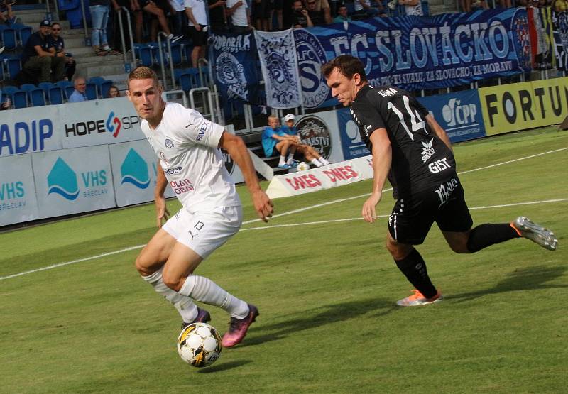 Fotbalisté Slovácka (bílé dresy) v neděli doma přivítali Hradec Králové.