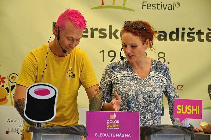 Lukáš Neckář připravuje svou specialitu - color sushi - na Garden Food Festivalu ve Smetanových sadech v Uherském Hradišti; sobota 22. srpna 2020