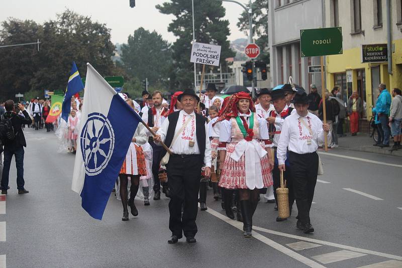 Slavnostní průvod počítal s více než třemi tisíci krojovanými. Ty neodradila ani nepříznivá předpověď počasí.