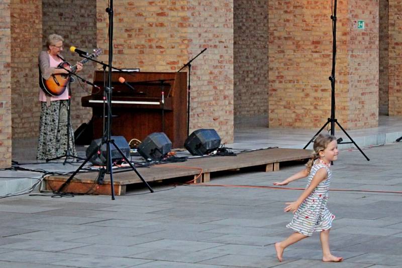  XI. ročník hudebního festivalu Šroubek se uskutečnil u ohradní zdi s nikami a osmi světci.