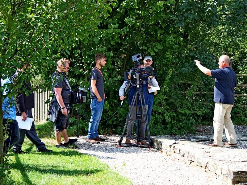 Archeoskanzen na Modré okupuje filmový štáb ČT, Velkomoravané a skupiny oživlé historie. 