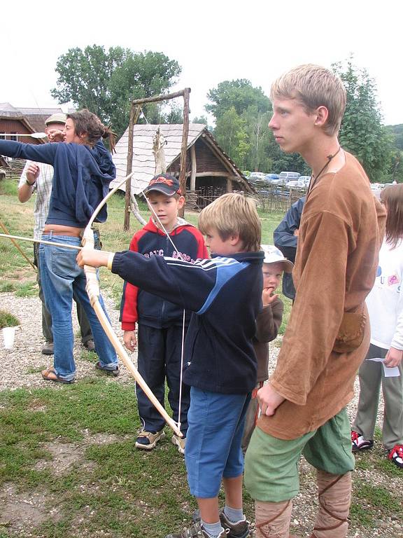 Ačkoliv byl skanzen plný medu, kluky vábila lukostřelba.