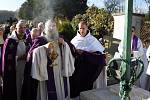 Po slavnostní bohoslužbě v bazilice se vydal průvod kněží, zpěváků gregoriánského chorálu a věřících na velehradský hřbitov, kde převor Justin Berka požehnal novému náhrobku zesnulých cisterciáků.